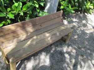 Un banc. Molts bancs, són mobiliaris que conviden a jocs, a seure, conversar i observar.